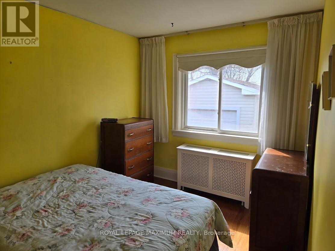 26 Landour Avenue, Toronto, Ontario  M6M 4J4 - Photo 11 - W12950646