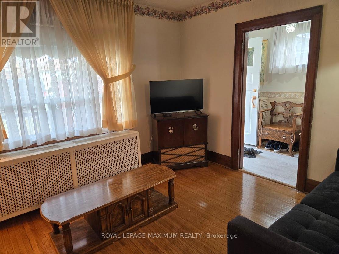 26 Landour Avenue, Toronto, Ontario  M6M 4J4 - Photo 6 - W12950646