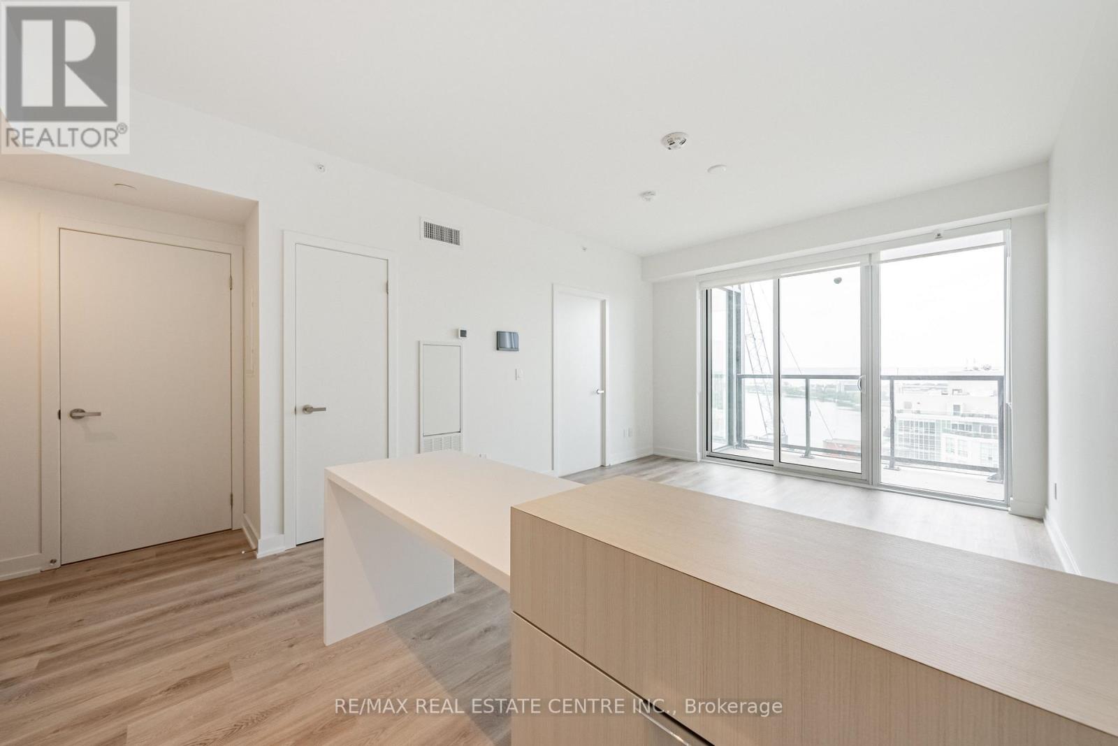 2107 - 370 Martha Street, Burlington, Ontario  L7R 0G9 - Photo 14 - W12950690