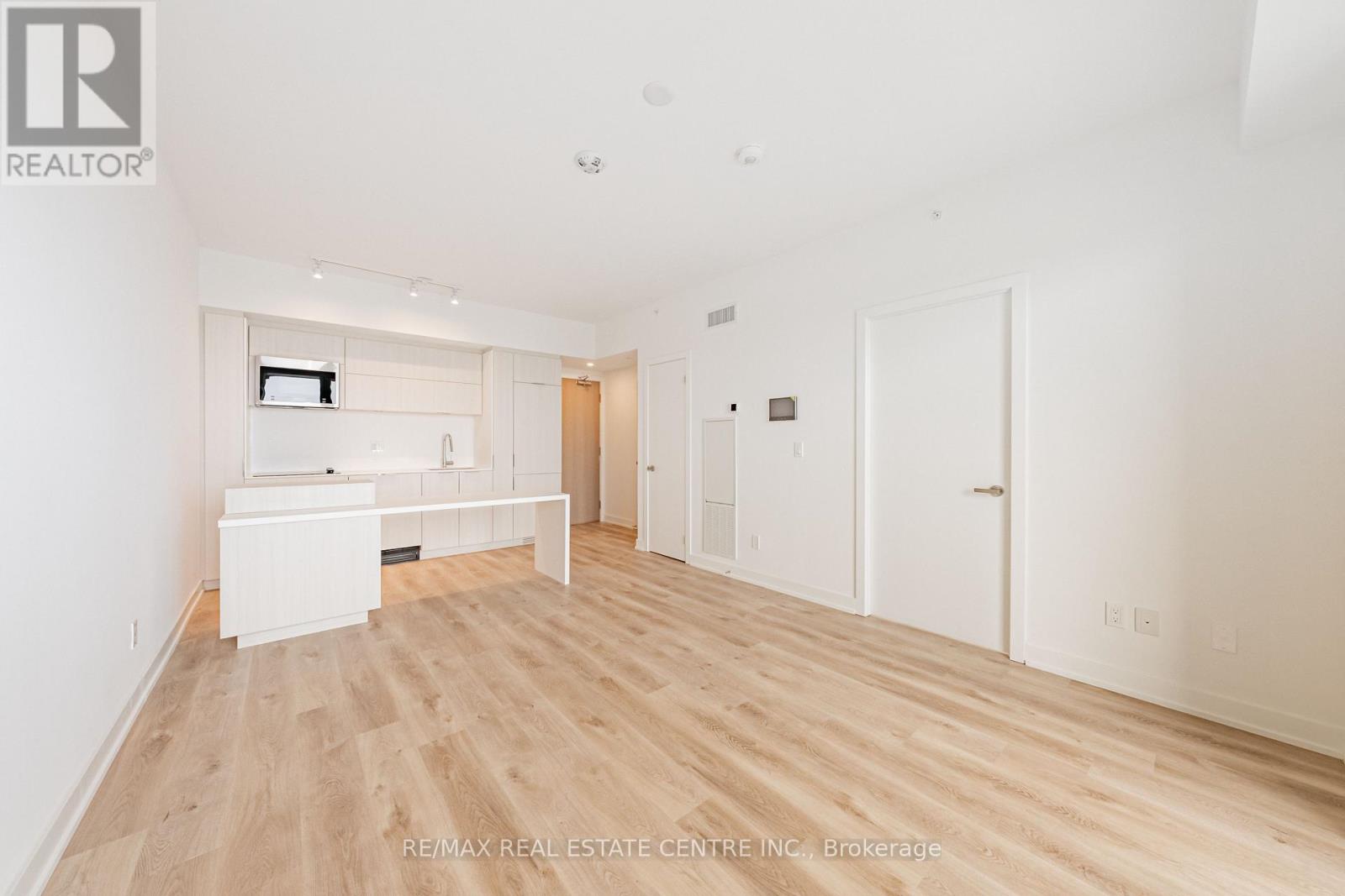 2107 - 370 Martha Street, Burlington, Ontario  L7R 0G9 - Photo 16 - W12950690