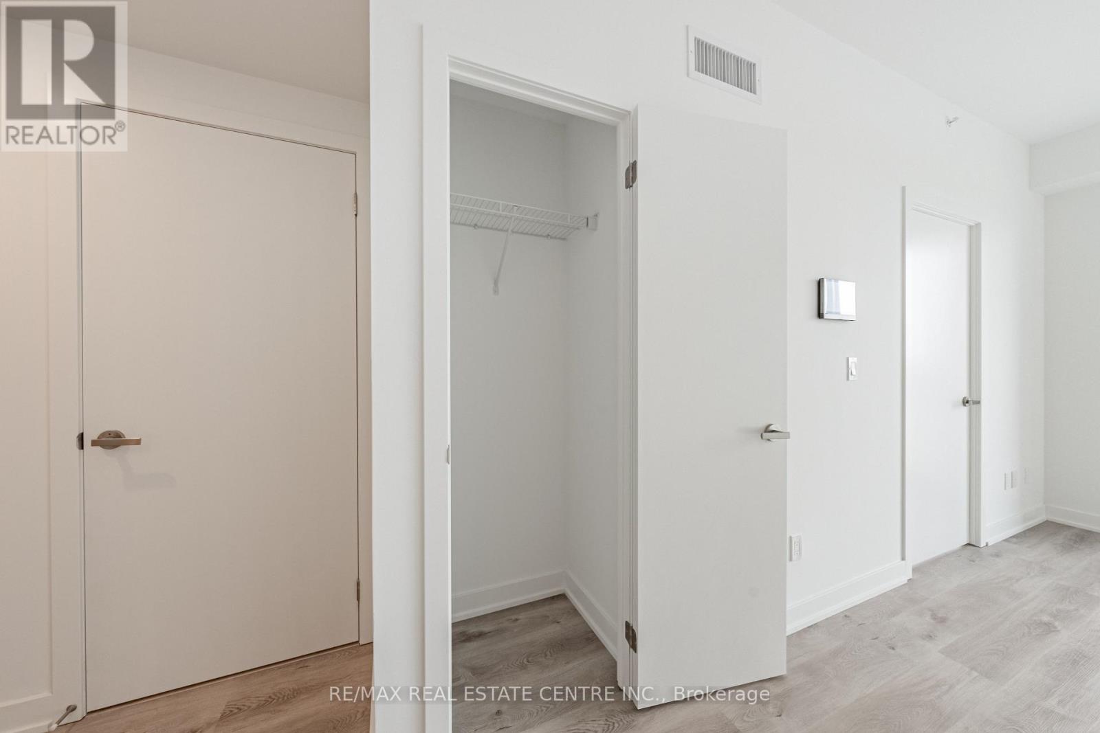 2107 - 370 Martha Street, Burlington, Ontario  L7R 0G9 - Photo 19 - W12950690