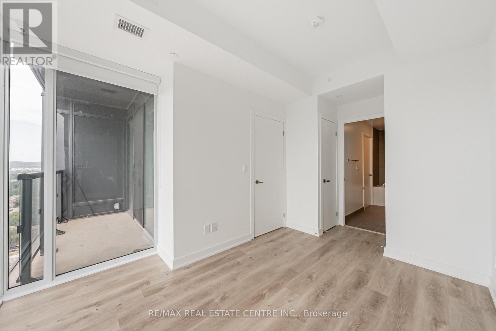 2107 - 370 Martha Street, Burlington, Ontario  L7R 0G9 - Photo 21 - W12950690