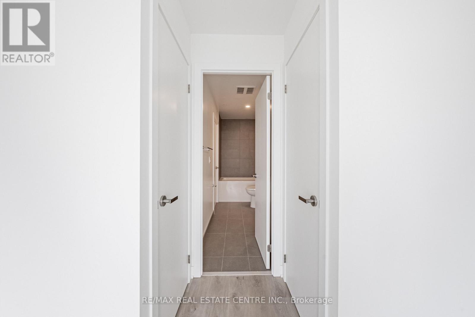 2107 - 370 Martha Street, Burlington, Ontario  L7R 0G9 - Photo 22 - W12950690