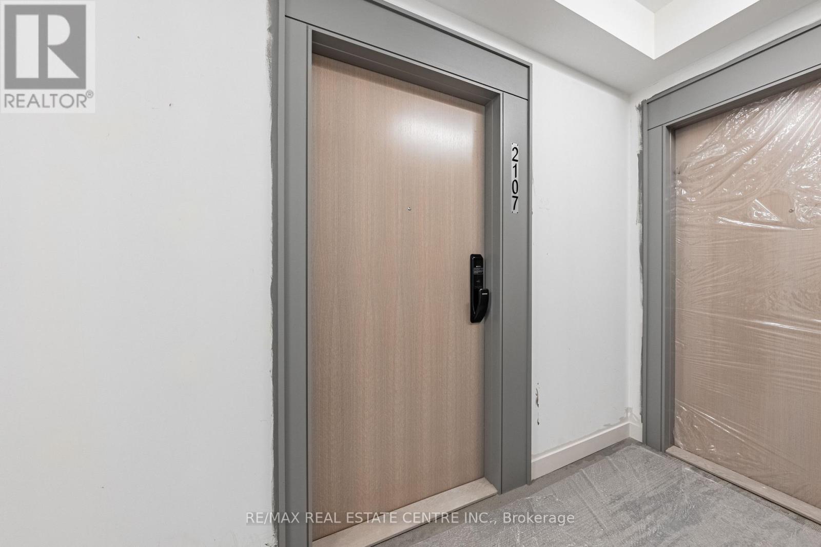 2107 - 370 Martha Street, Burlington, Ontario  L7R 0G9 - Photo 8 - W12950690