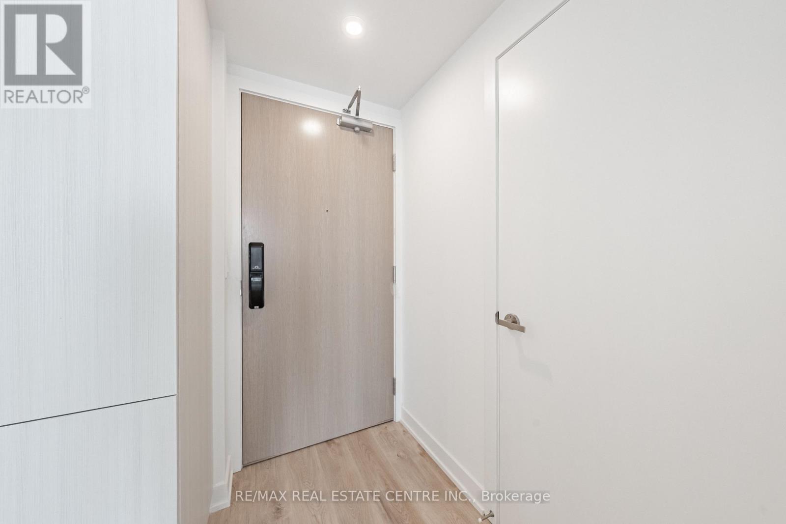 2107 - 370 Martha Street, Burlington, Ontario  L7R 0G9 - Photo 9 - W12950690