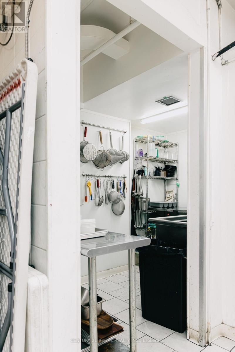 109 Jefferson Avenue, Toronto, Ontario  M6K 3E4 - Photo 17 - W12950700