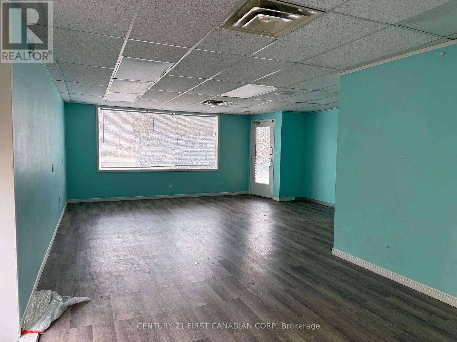 58 Ontario Street N, Lambton Shores, Ontario  N0M 1T0 - Photo 2 - X12950830