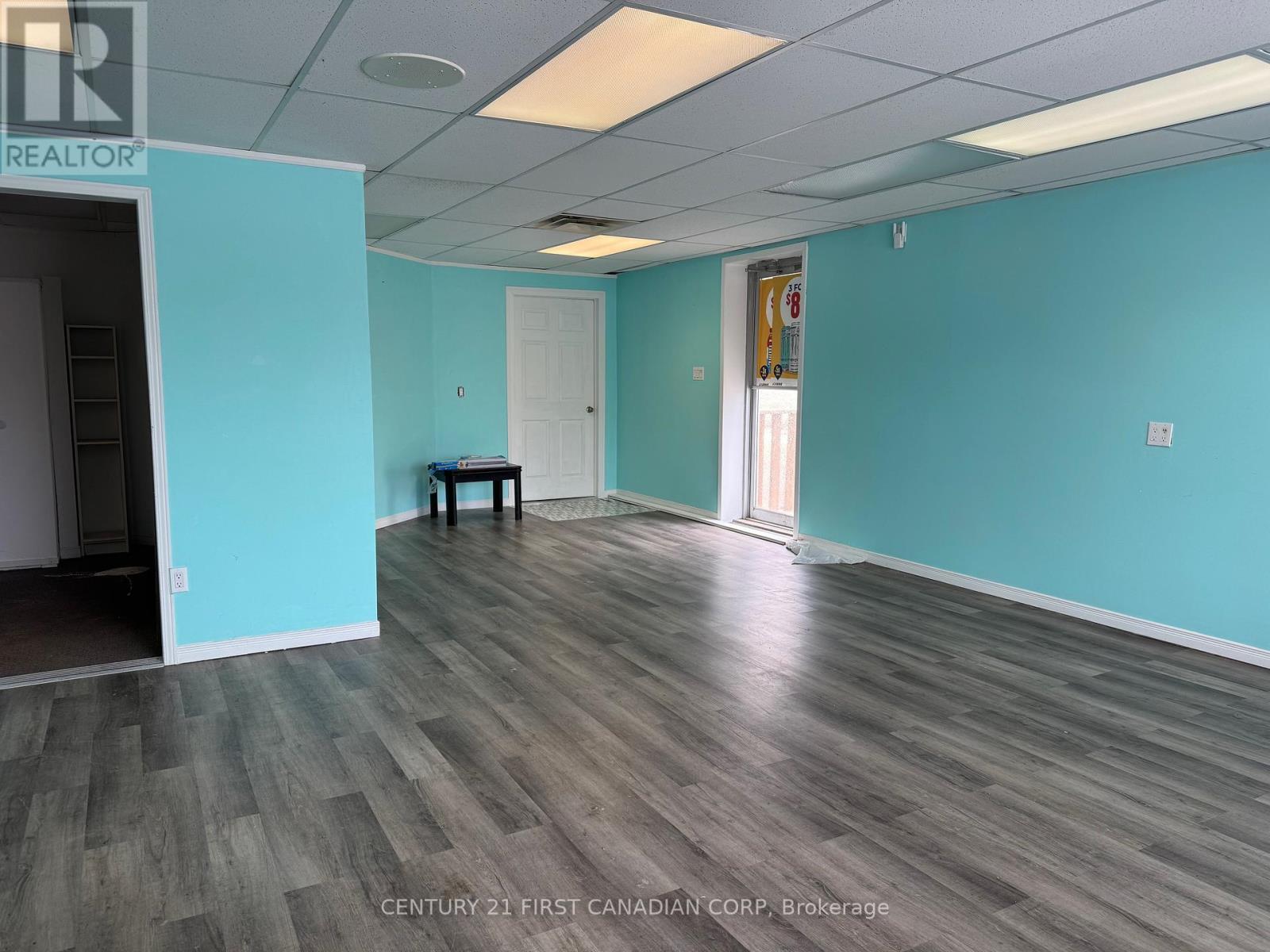 58 Ontario Street N, Lambton Shores, Ontario  N0M 1T0 - Photo 3 - X12950830