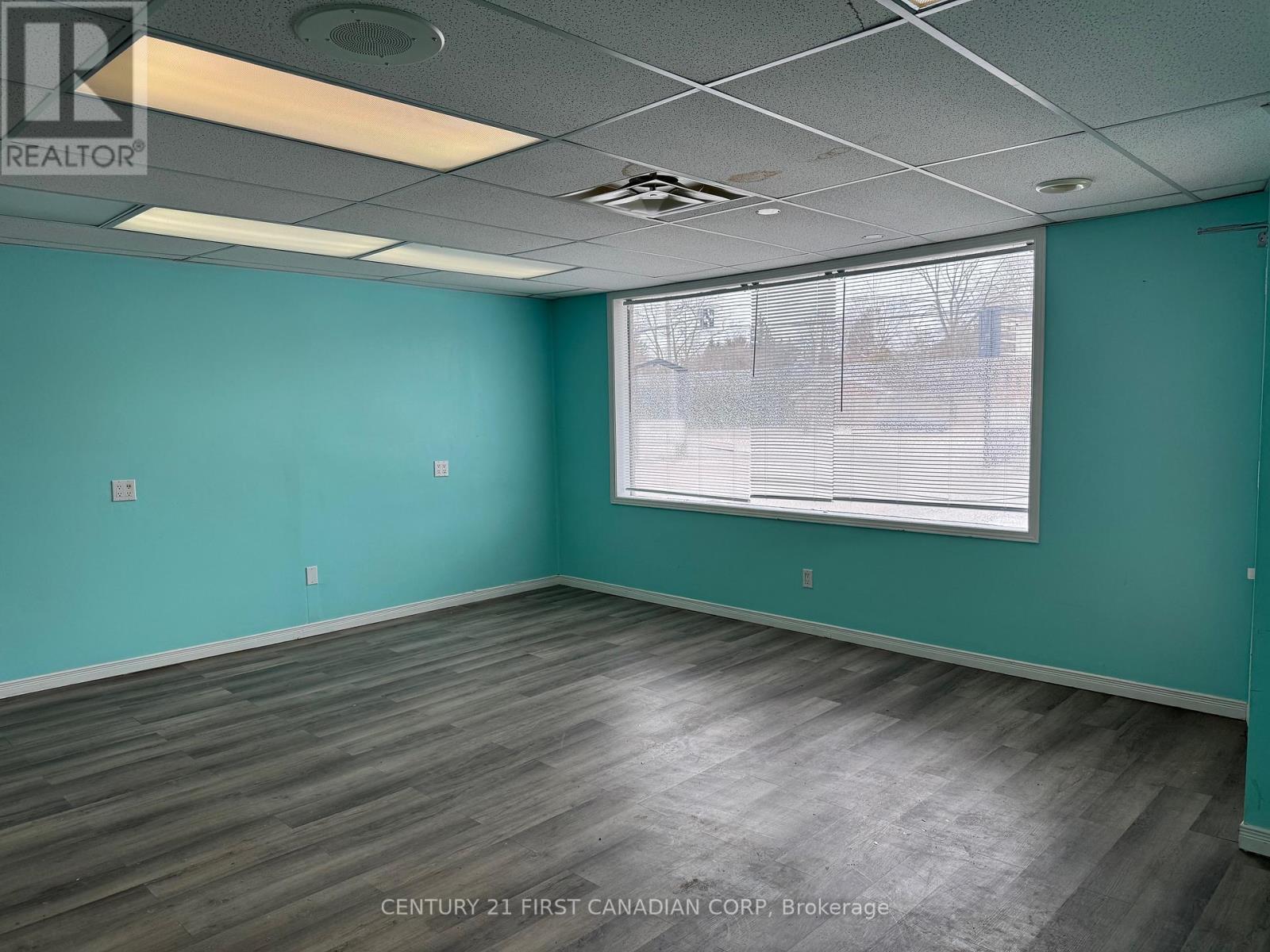 58 Ontario Street N, Lambton Shores, Ontario  N0M 1T0 - Photo 4 - X12950830