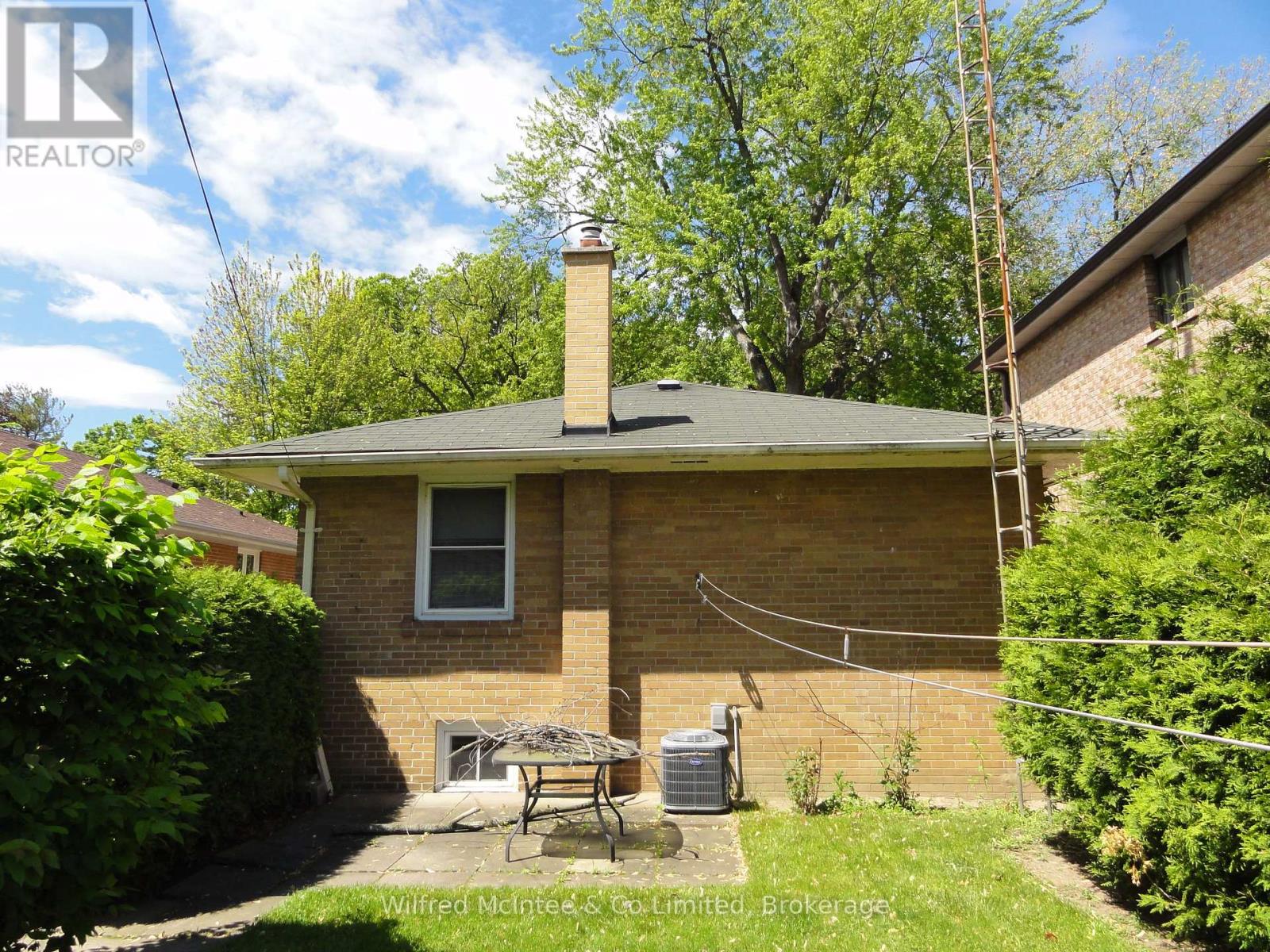 69 Haliburton Avenue, Toronto, Ontario  M9B 4Y6 - Photo 19 - W12950862