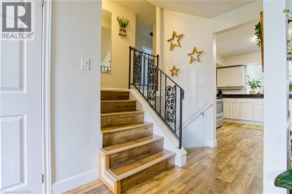 3 Elvia Court, Stoney Creek, Ontario  L8G 3W8 - Photo 4 - 40817093