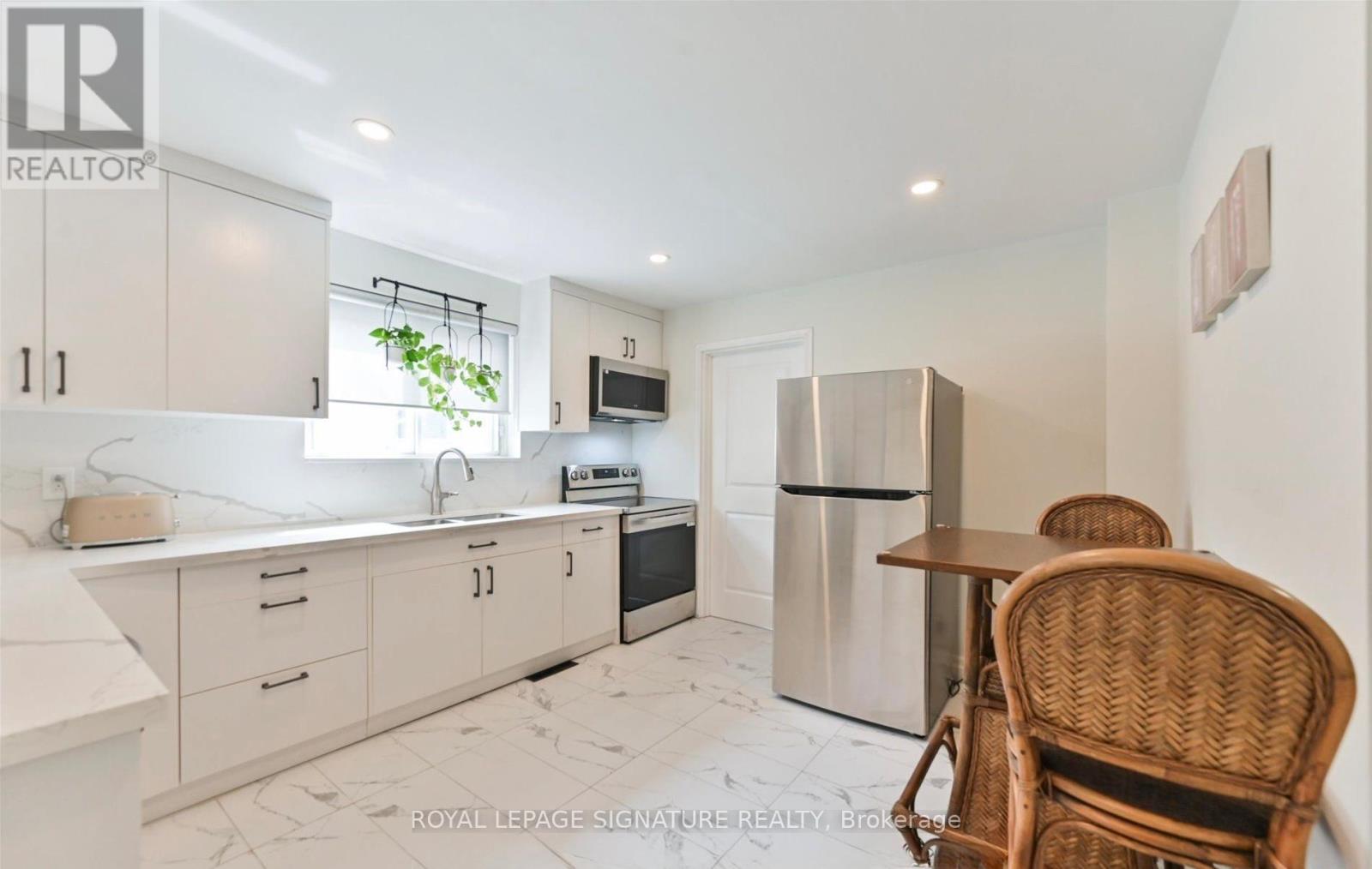 94 Meighen Avenue, Toronto, Ontario  M4B 2H7 - Photo 9 - E12867244