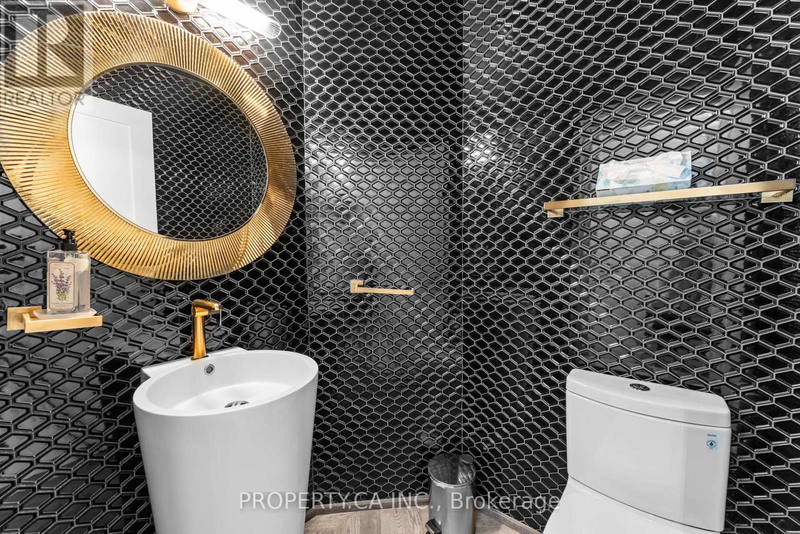 55 Northern Dancer Boulevard, Toronto, Ontario  M4L 2G6 - Photo 13 - E12950868