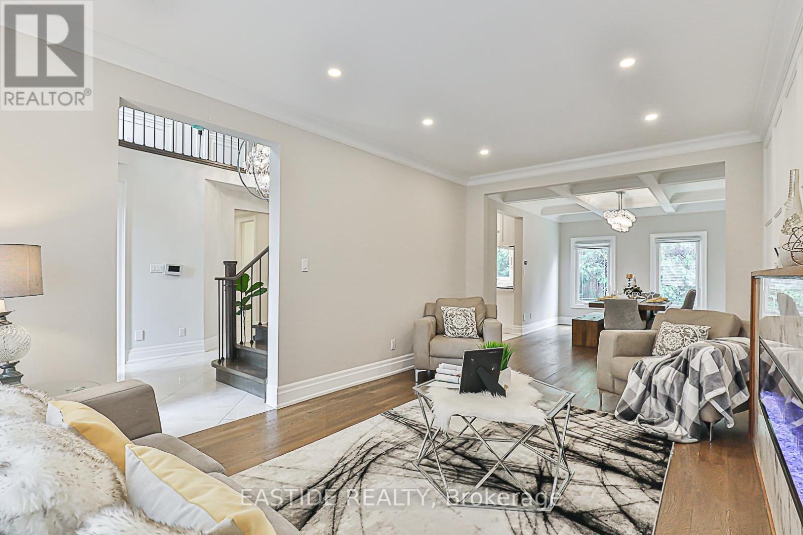 11 Gatcombe Circle, Richmond Hill, Ontario  L4C 9P4 - Photo 7 - N12950808