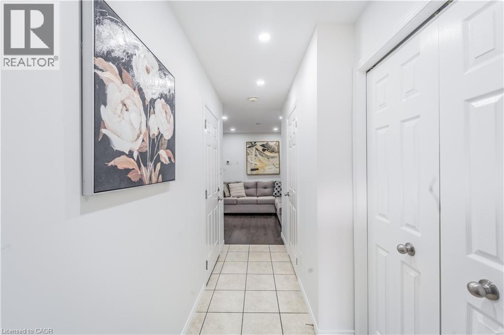 203 Woodmeadow Court, Kitchener, Ontario  N2R 1W6 - Photo 4 - 40816870