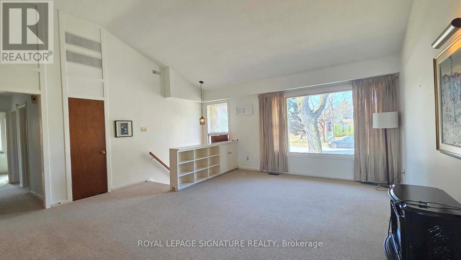 Mainfloor - 42 Jubilee Crescent, Toronto, Ontario  M9M 1L3 - Photo 10 - W12950844