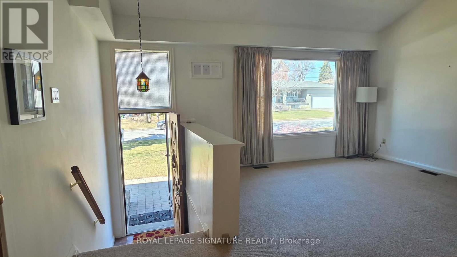 Mainfloor - 42 Jubilee Crescent, Toronto, Ontario  M9M 1L3 - Photo 11 - W12950844