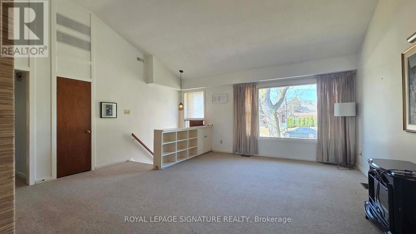 Mainfloor - 42 Jubilee Crescent, Toronto, Ontario  M9M 1L3 - Photo 13 - W12950844