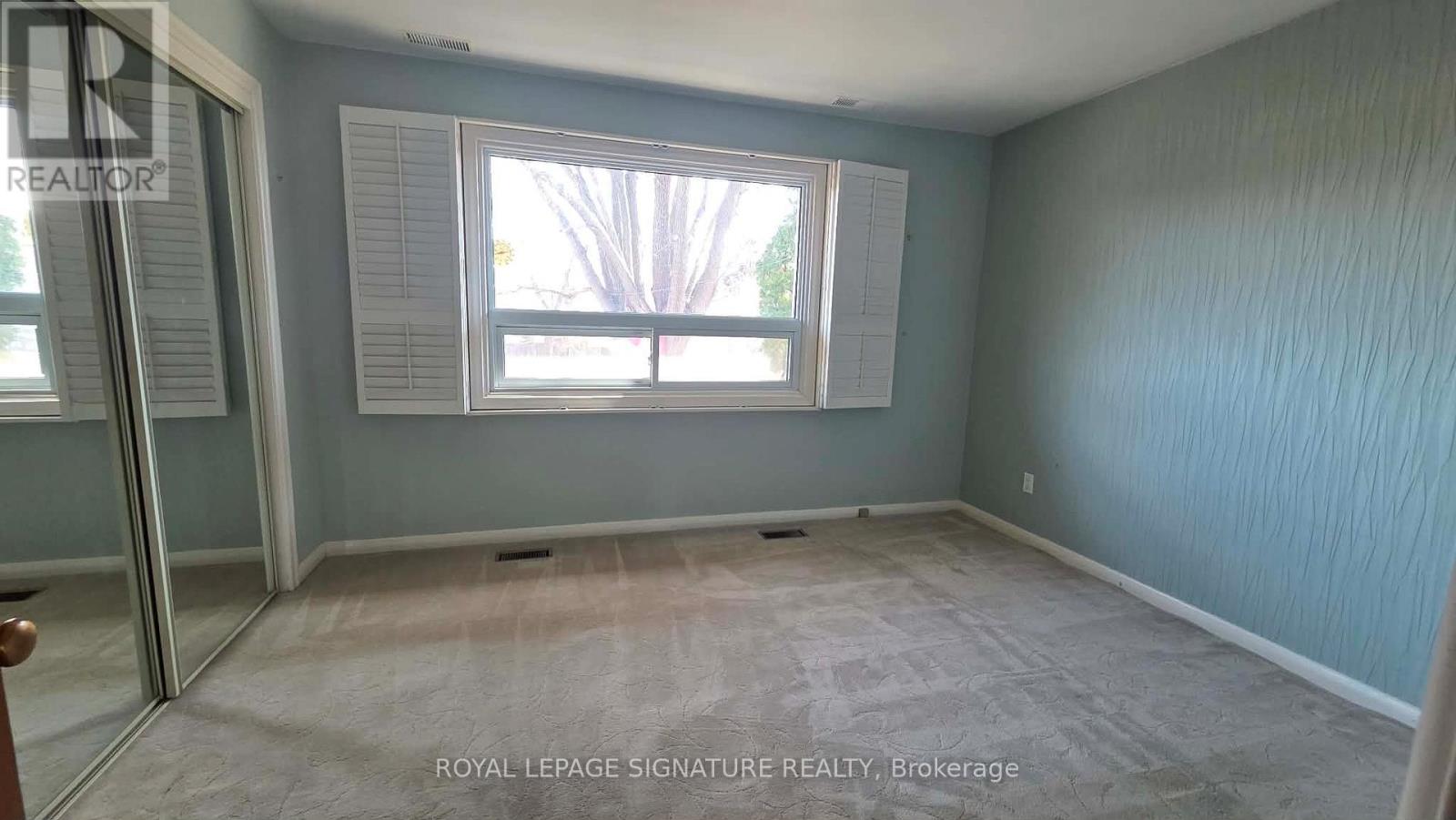 Mainfloor - 42 Jubilee Crescent, Toronto, Ontario  M9M 1L3 - Photo 5 - W12950844