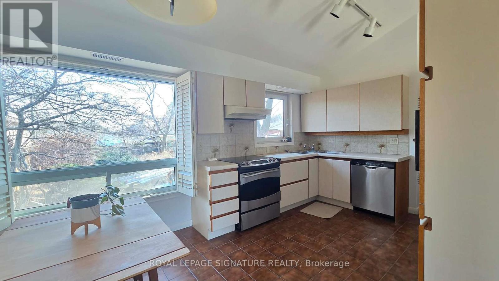 Mainfloor - 42 Jubilee Crescent, Toronto, Ontario  M9M 1L3 - Photo 9 - W12950844