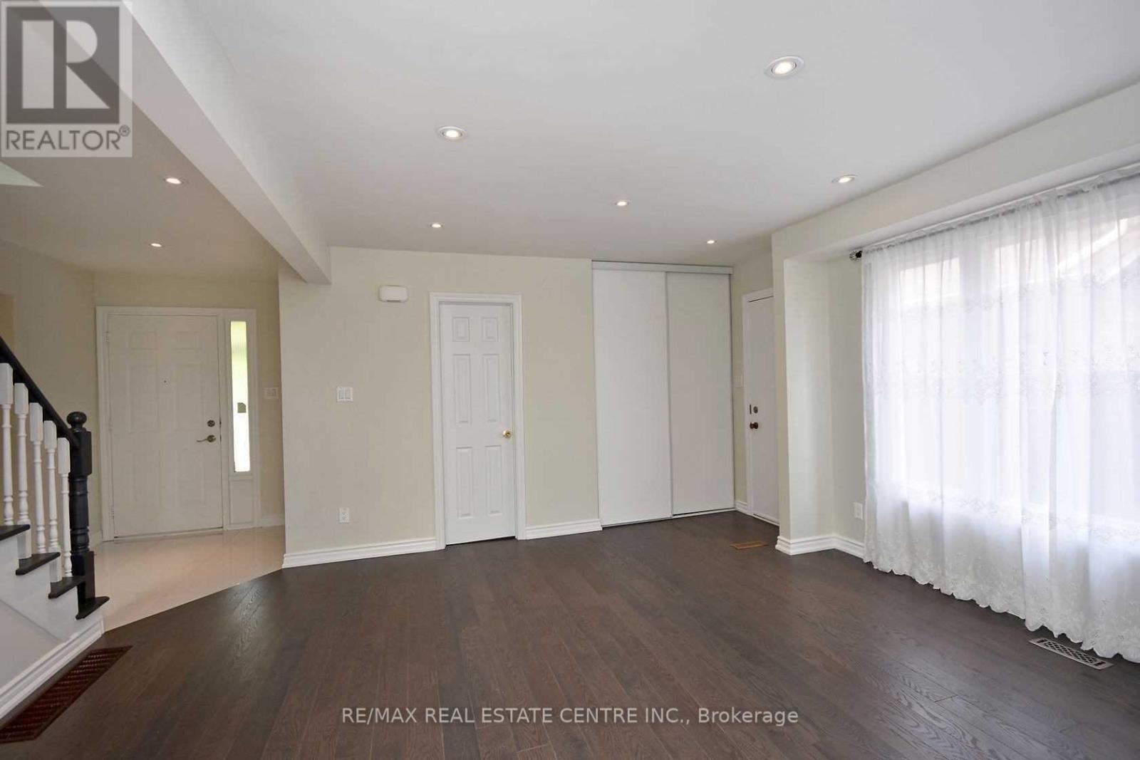 1124 Shagbark Crescent, Mississauga, Ontario  L5C 3N7 - Photo 10 - W12950896