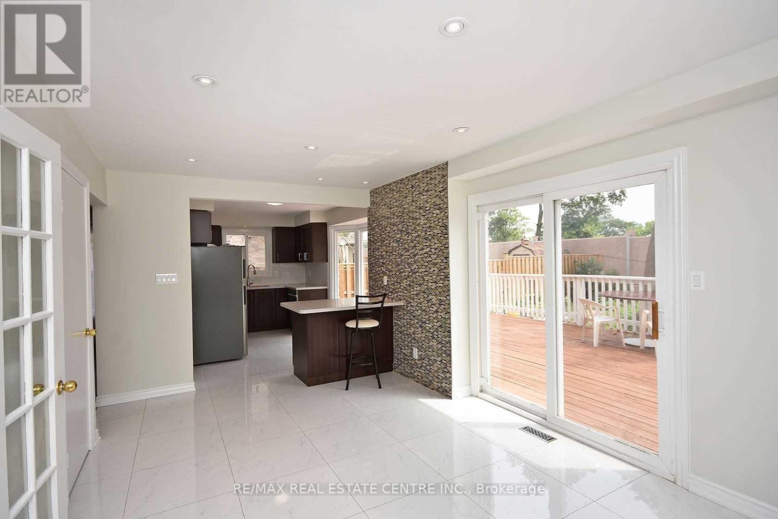 1124 Shagbark Crescent, Mississauga, Ontario  L5C 3N7 - Photo 11 - W12950896