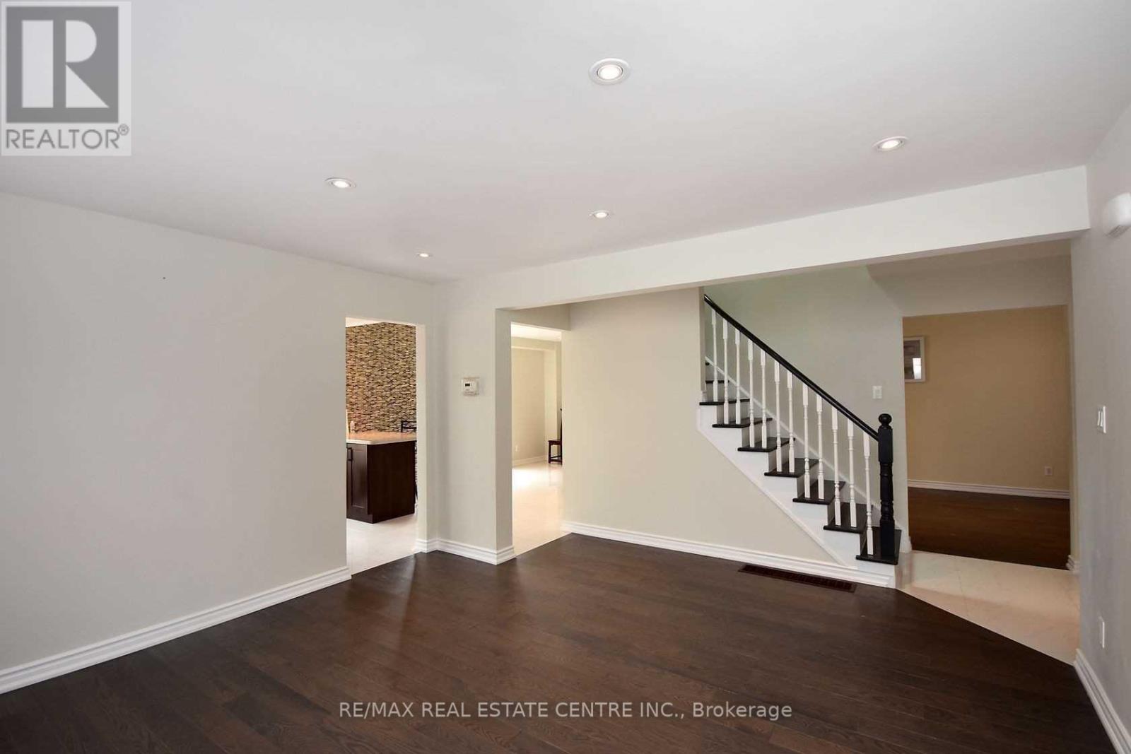 1124 Shagbark Crescent, Mississauga, Ontario  L5C 3N7 - Photo 12 - W12950896