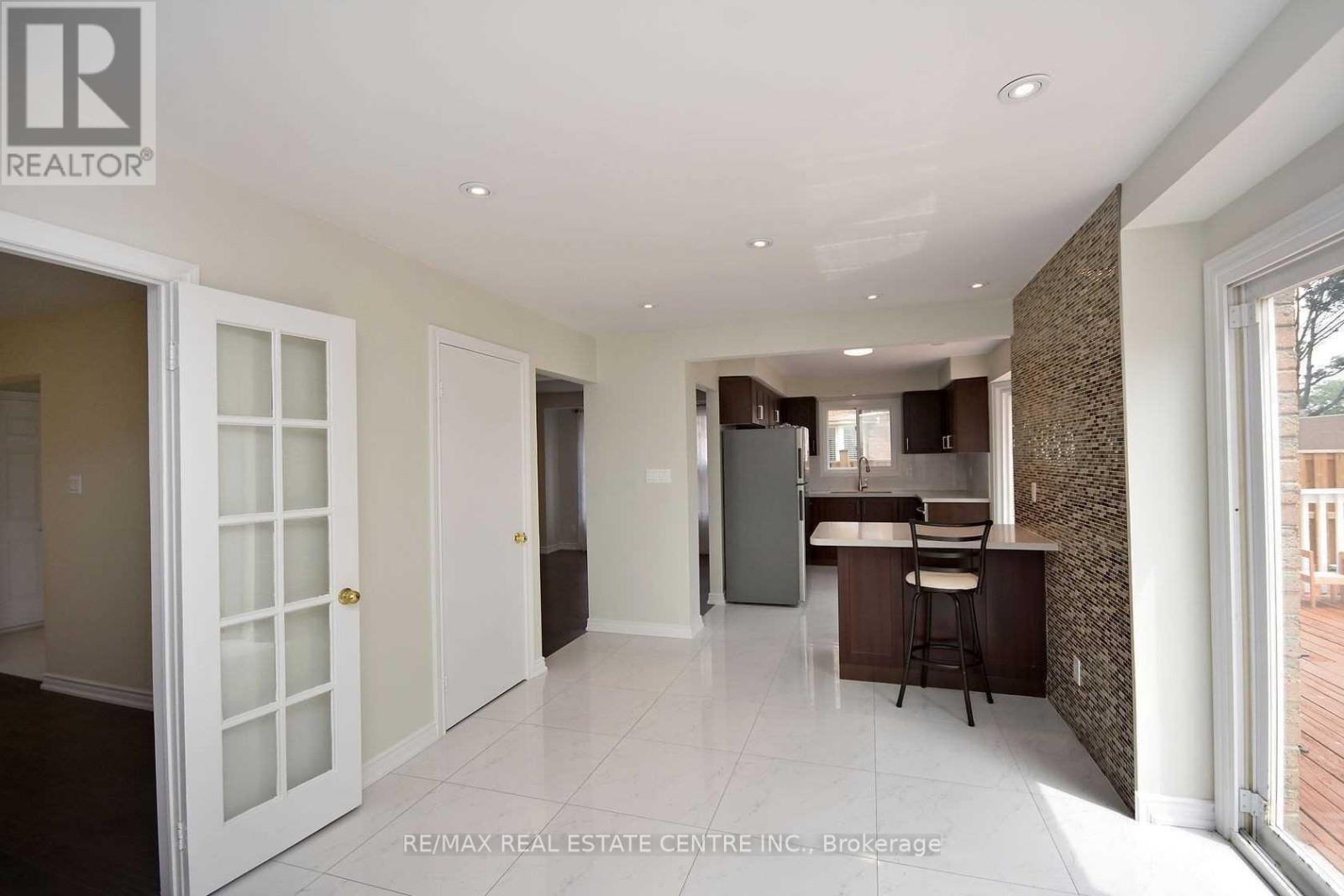 1124 Shagbark Crescent, Mississauga, Ontario  L5C 3N7 - Photo 13 - W12950896