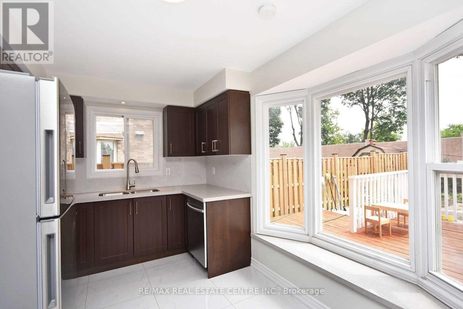 1124 Shagbark Crescent, Mississauga, Ontario  L5C 3N7 - Photo 14 - W12950896