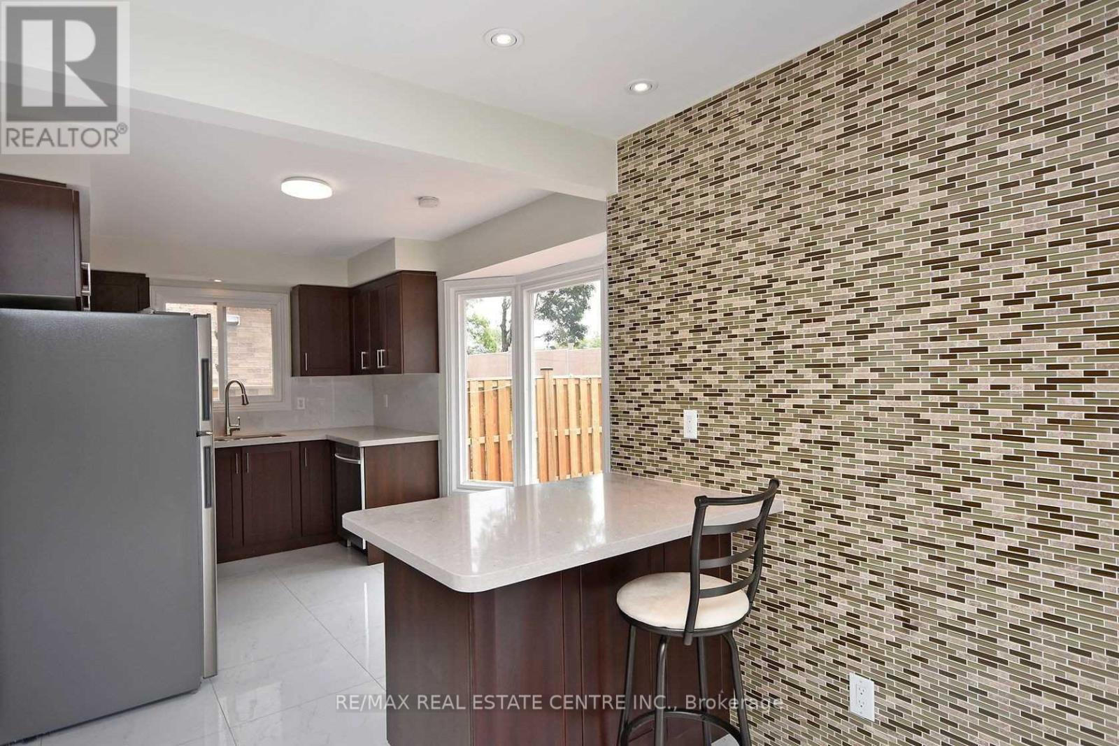 1124 Shagbark Crescent, Mississauga, Ontario  L5C 3N7 - Photo 15 - W12950896