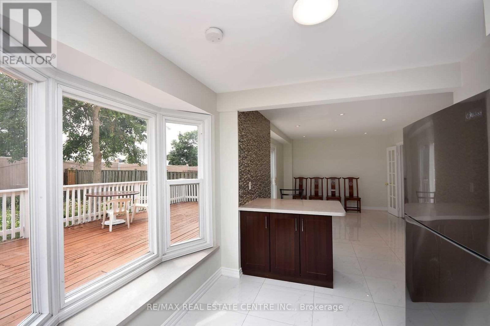 1124 Shagbark Crescent, Mississauga, Ontario  L5C 3N7 - Photo 17 - W12950896