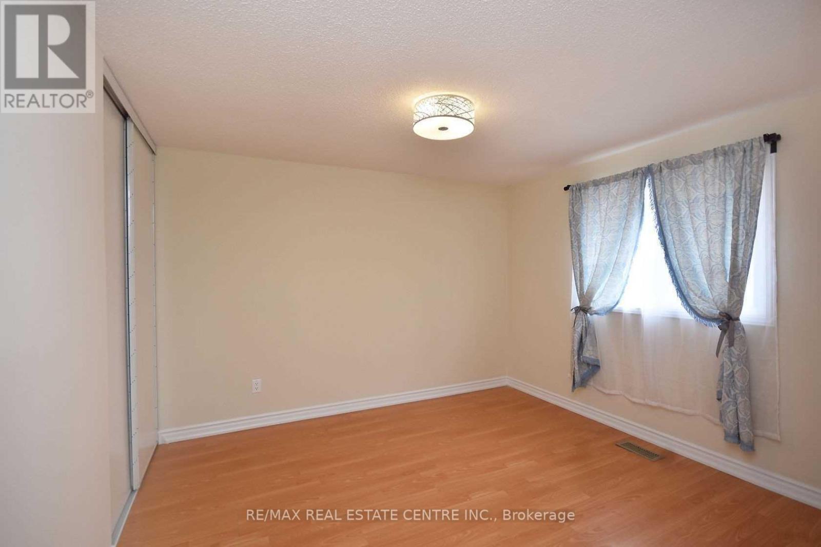 1124 Shagbark Crescent, Mississauga, Ontario  L5C 3N7 - Photo 22 - W12950896