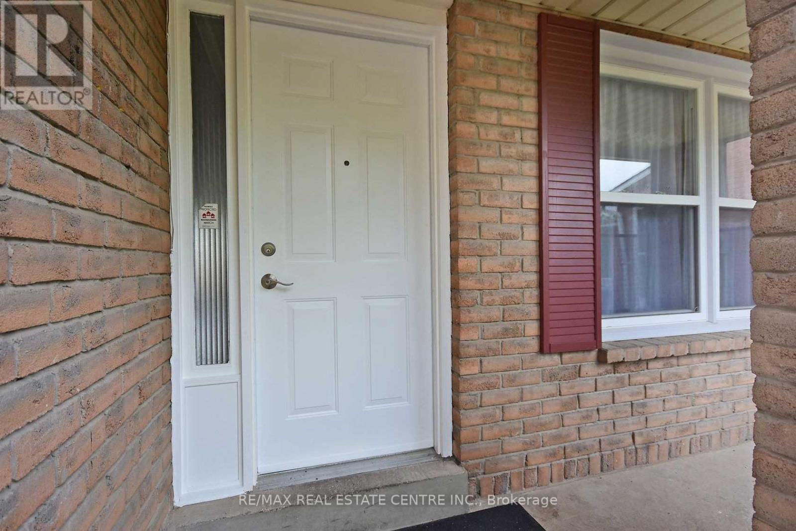 1124 Shagbark Crescent, Mississauga, Ontario  L5C 3N7 - Photo 3 - W12950896