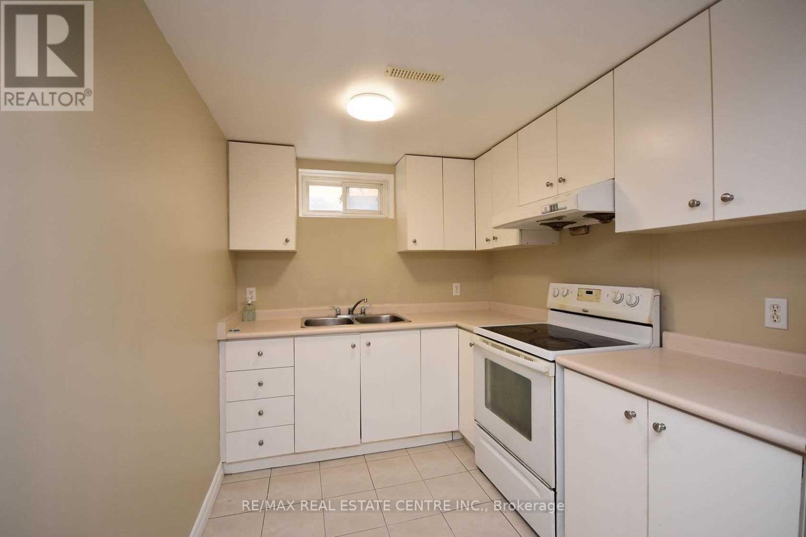 1124 Shagbark Crescent, Mississauga, Ontario  L5C 3N7 - Photo 30 - W12950896