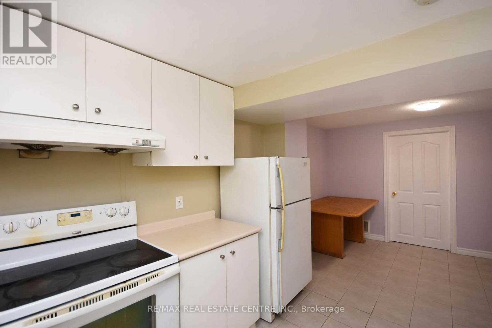 1124 Shagbark Crescent, Mississauga, Ontario  L5C 3N7 - Photo 32 - W12950896