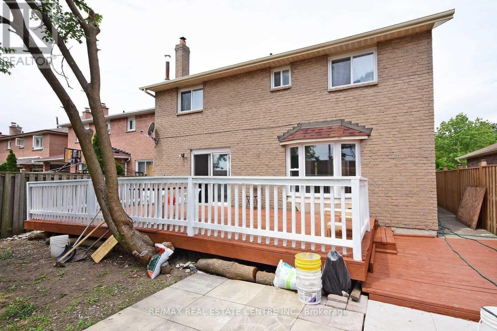 1124 Shagbark Crescent, Mississauga, Ontario  L5C 3N7 - Photo 37 - W12950896