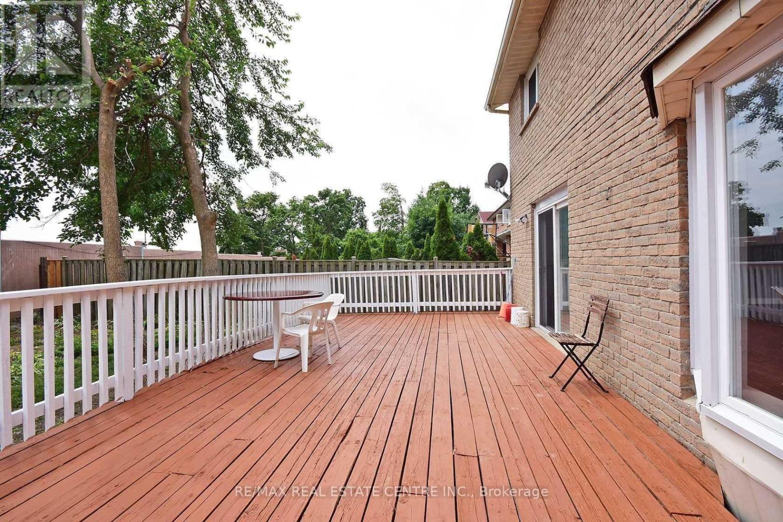 1124 Shagbark Crescent, Mississauga, Ontario  L5C 3N7 - Photo 38 - W12950896