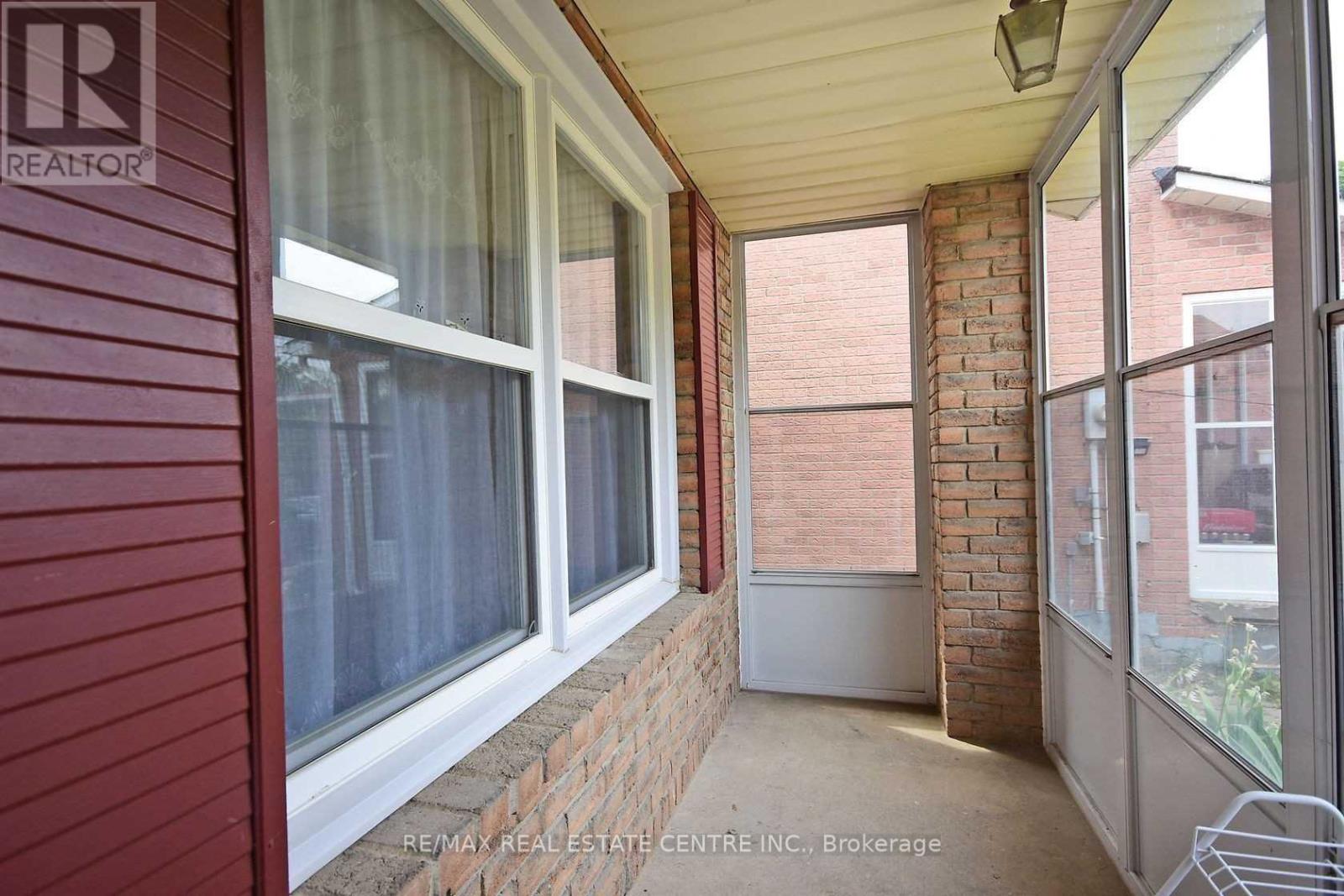 1124 Shagbark Crescent, Mississauga, Ontario  L5C 3N7 - Photo 4 - W12950896