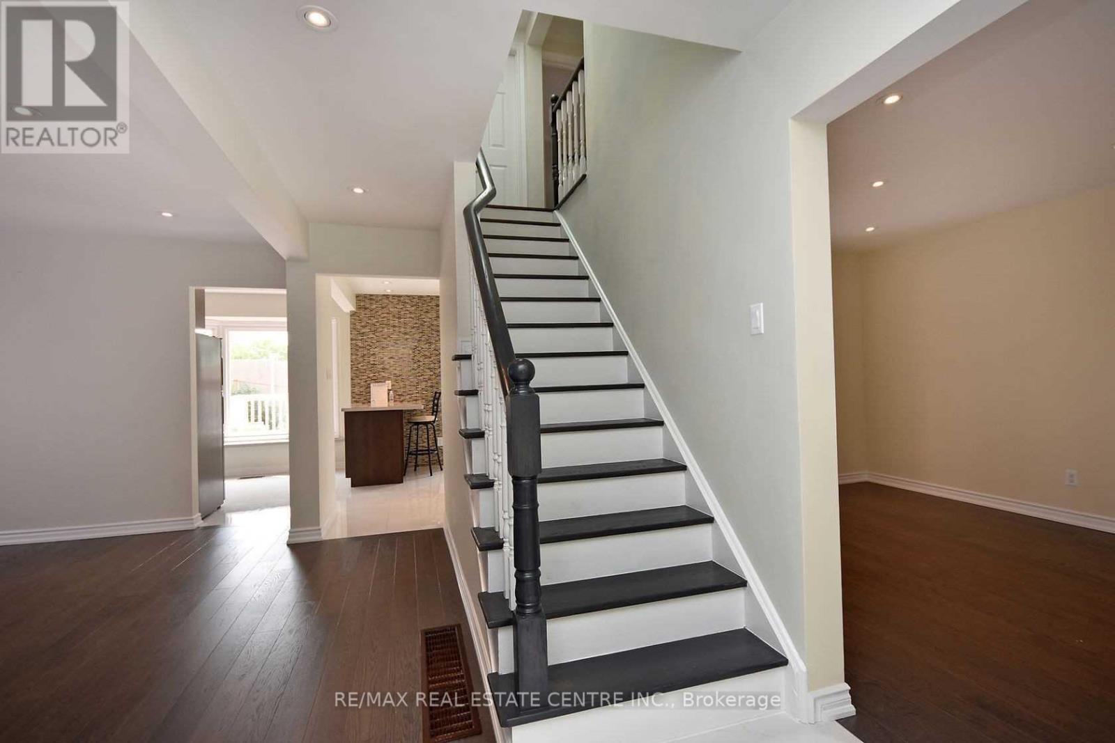 1124 Shagbark Crescent, Mississauga, Ontario  L5C 3N7 - Photo 5 - W12950896