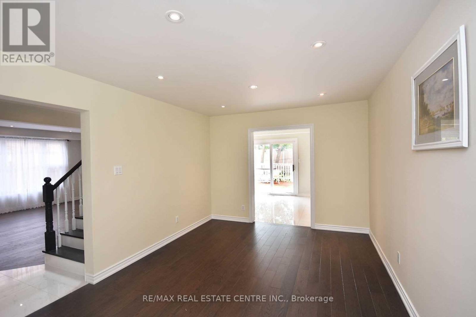 1124 Shagbark Crescent, Mississauga, Ontario  L5C 3N7 - Photo 7 - W12950896