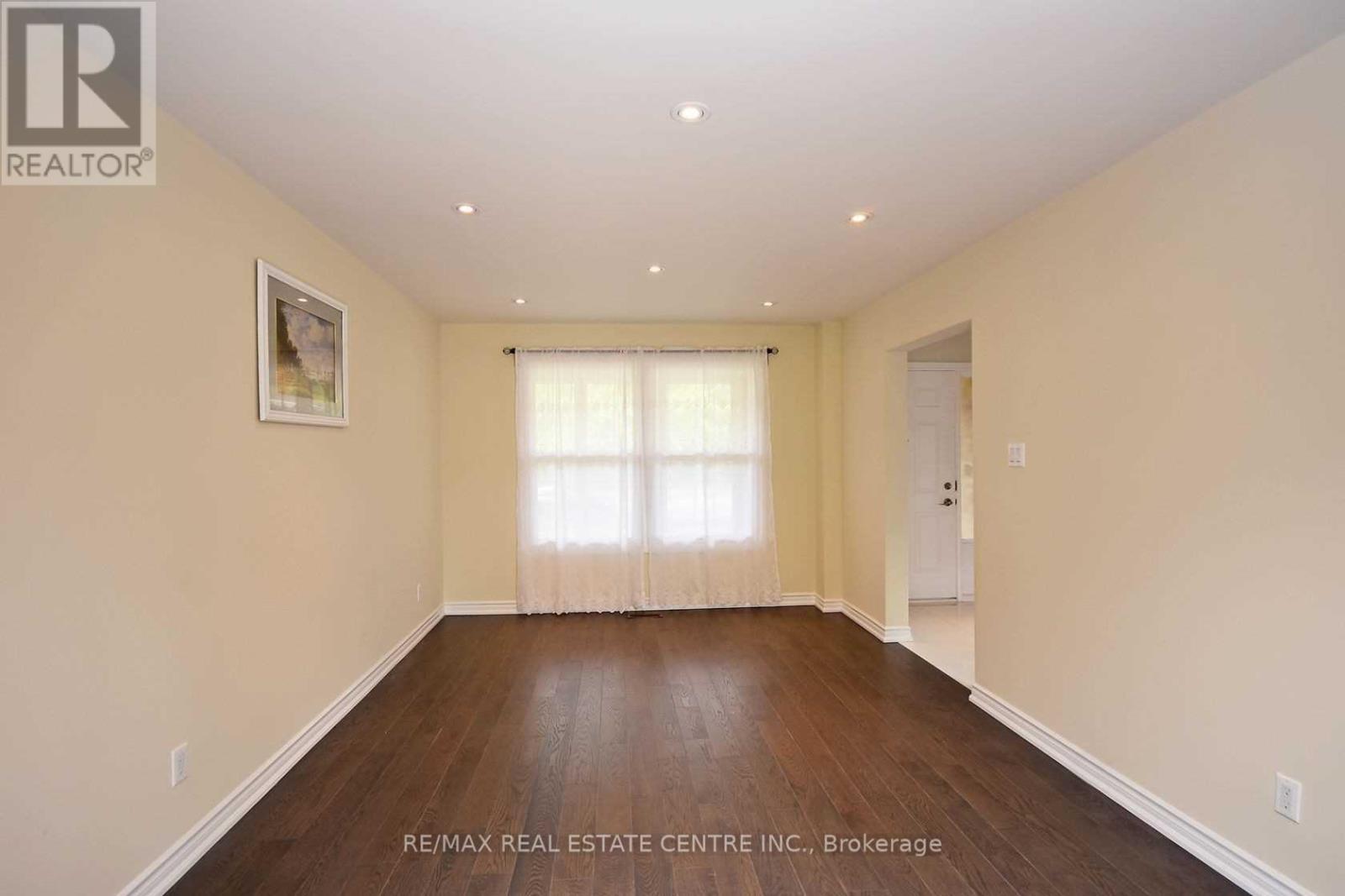 1124 Shagbark Crescent, Mississauga, Ontario  L5C 3N7 - Photo 8 - W12950896