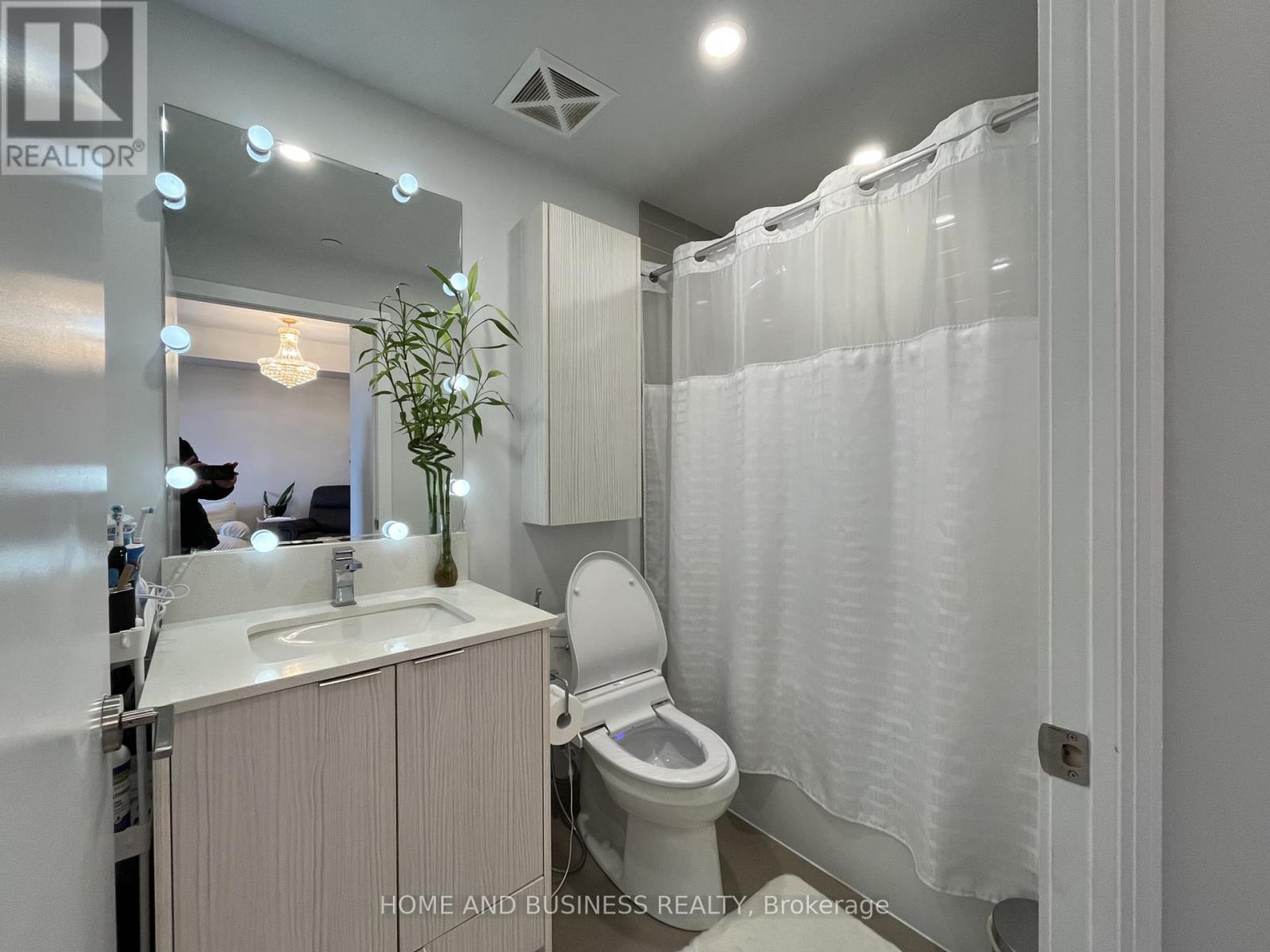 713 - 430 Square One Drive, Mississauga, Ontario  L5B 0L6 - Photo 15 - W12947230