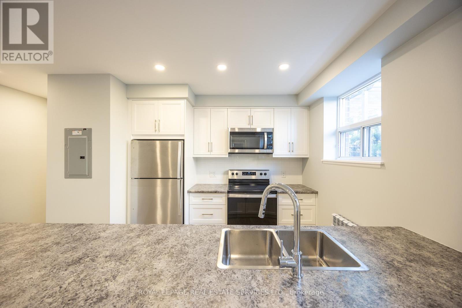 2 - 320 Lakeshore Road, Mississauga, Ontario  L5H 1G8 - Photo 6 - W12405879