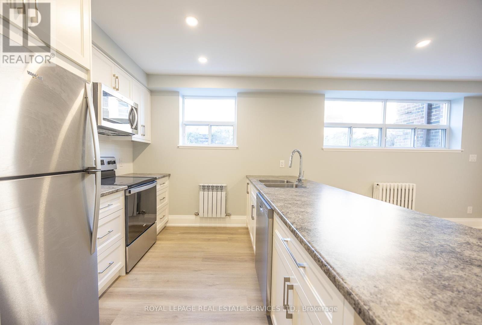 2 - 320 Lakeshore Road, Mississauga, Ontario  L5H 1G8 - Photo 7 - W12405879