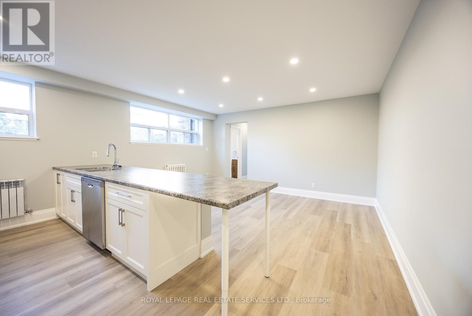 2 - 320 Lakeshore Road, Mississauga, Ontario  L5H 1G8 - Photo 3 - W12405879