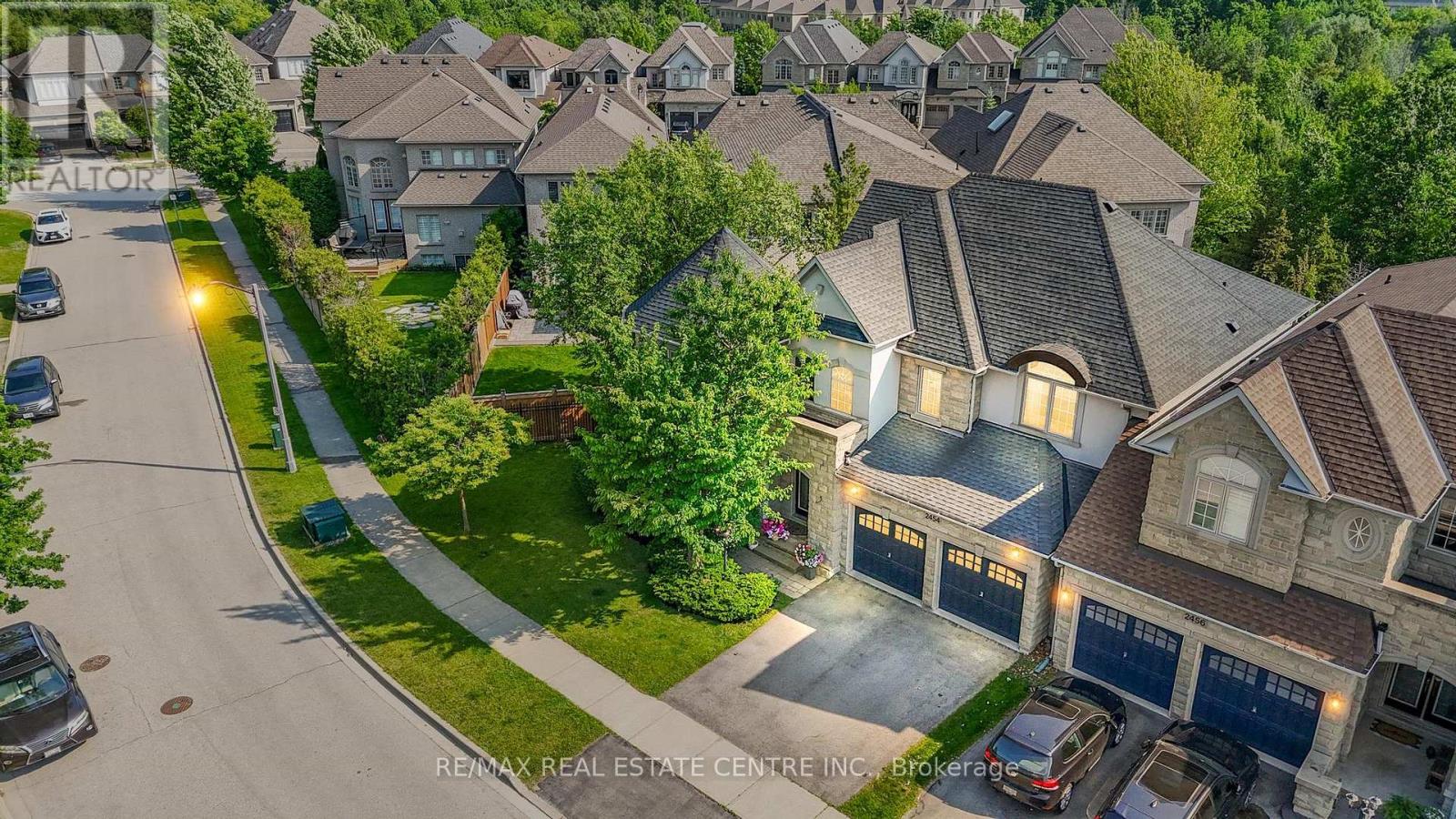 2454 Springforest Drive, Oakville, Ontario  L6M 0A1 - Photo 2 - W12945754