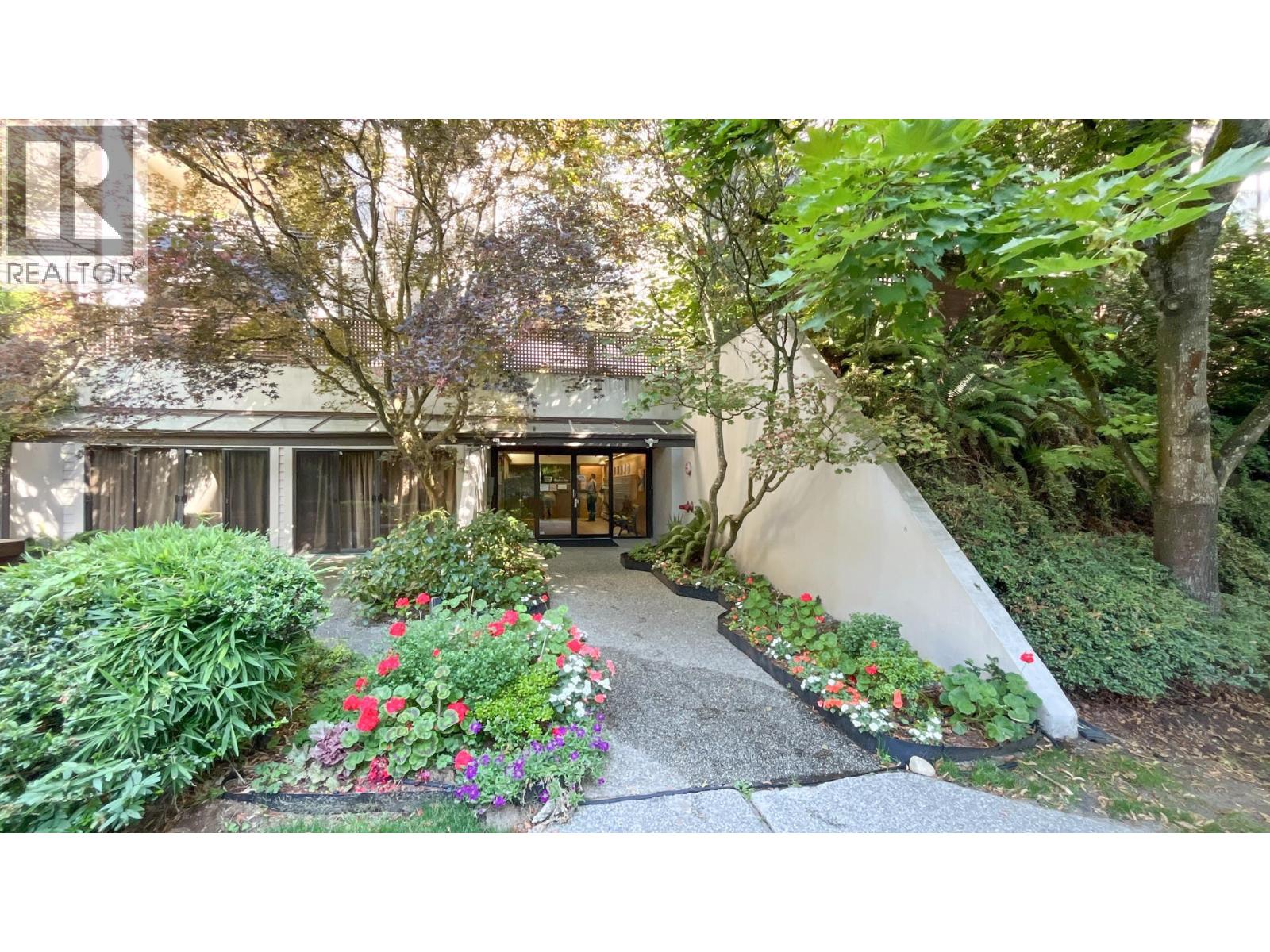 1945 Woodway Place, Burnaby, British Columbia  V5B 4S4 - Photo 2 - R3106366