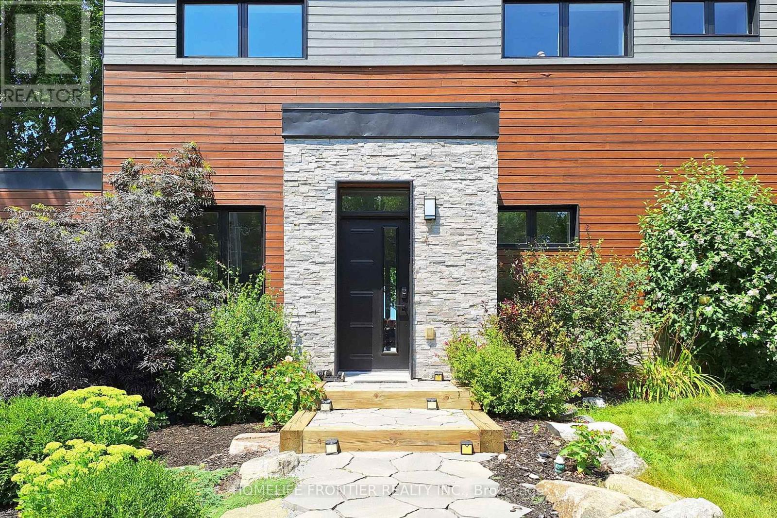 44 Irving Drive, Georgina, Ontario  L0E 1N0 - Photo 2 - N12950982