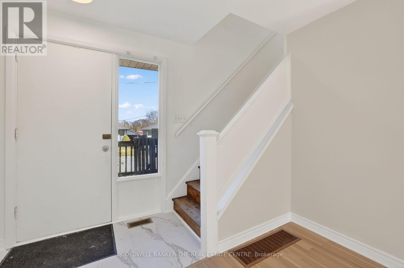 226 Septonne Avenue, Newmarket, Ontario  L3Y 2W6 - Photo 6 - N12951032