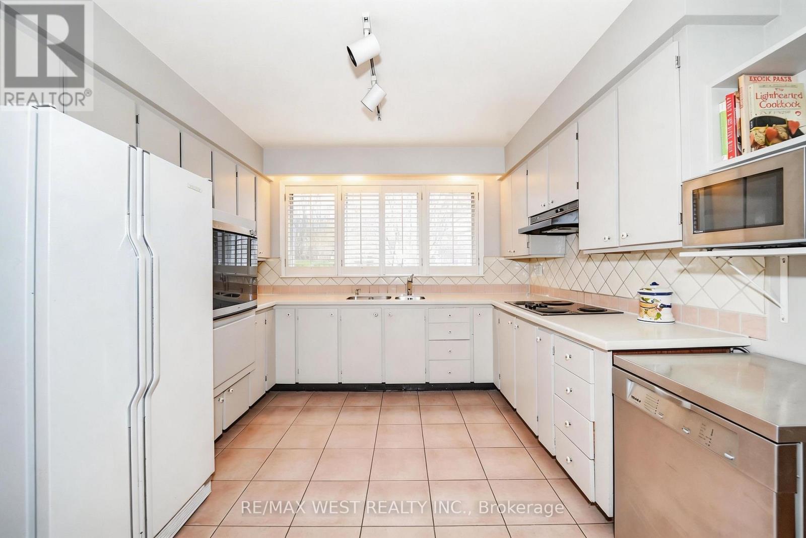 47 Saint Georges Road, Toronto, Ontario  M9A 3T2 - Photo 3 - W12950940